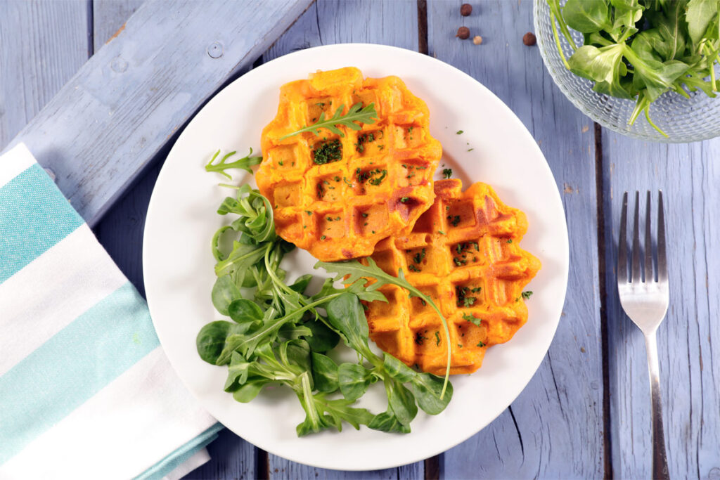 Vegane Waffeln mit Salat auf einem Teller