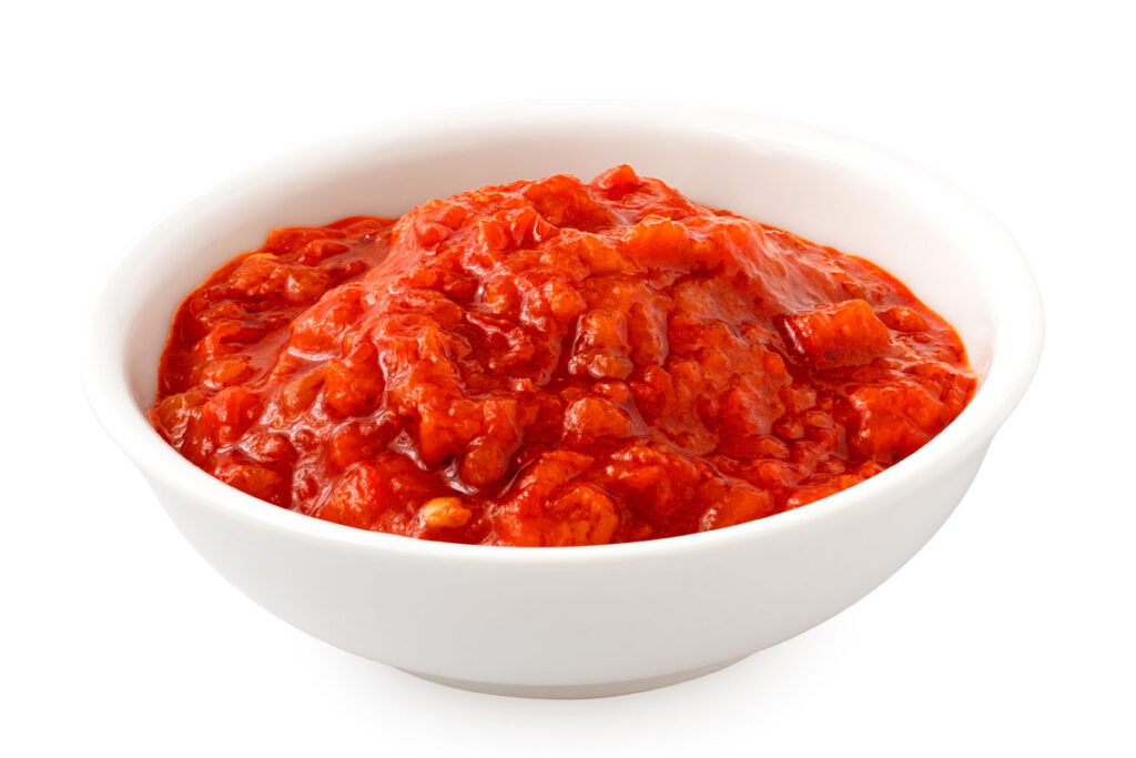 weiße, kleine Schüssel mit Ajvar