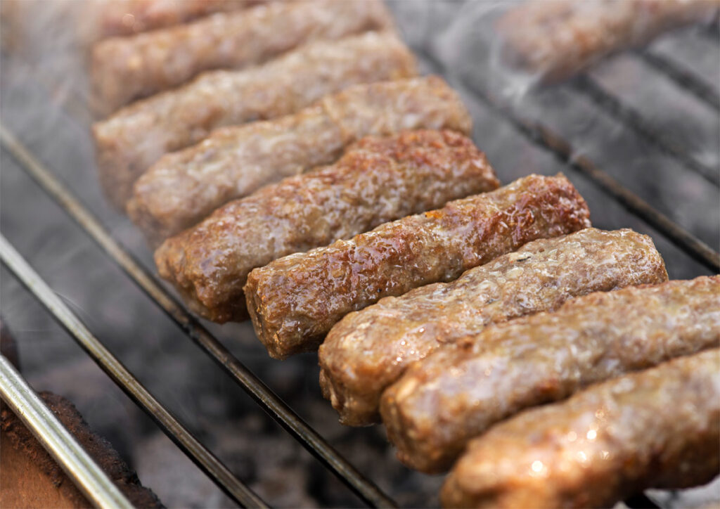 Cevapcici Würset auf einem Grill