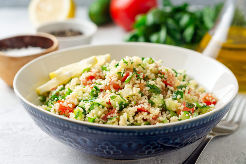 Couscous Salat in einer blauen Schüssel