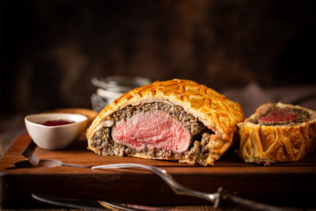 Filet Wellington aufgeschnitten auf einem Brett