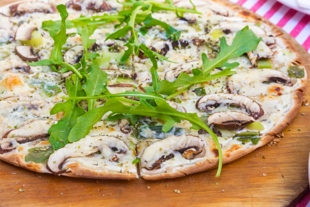 Flamm-Kuchen mit Champignons und Rucola-Salat