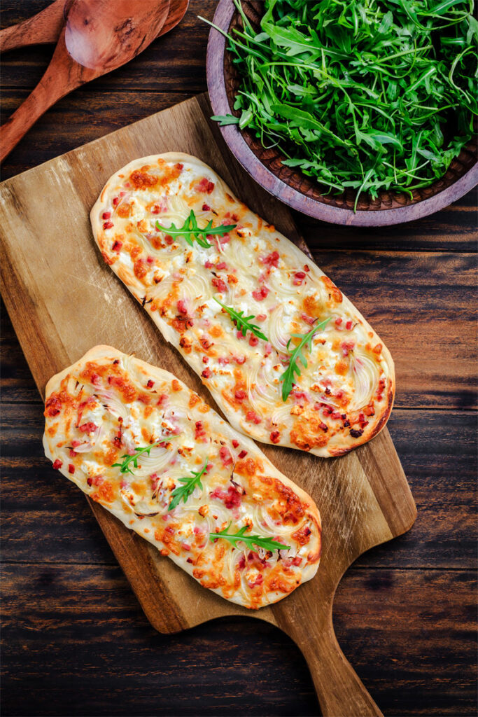 zwei Flammkuchen mit grünem Salat