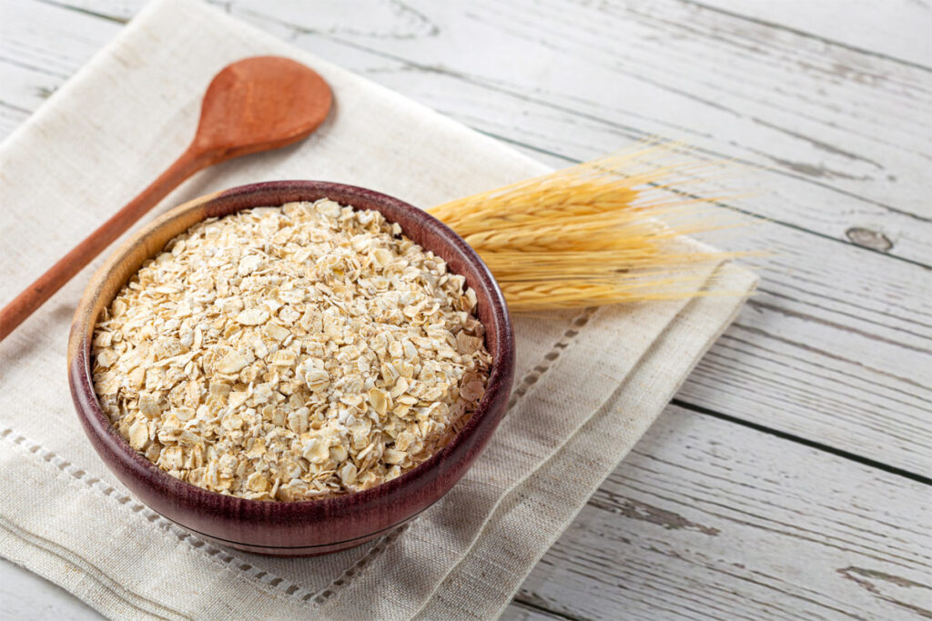 glutenfreie Haferflocken in einer Holzschüssel