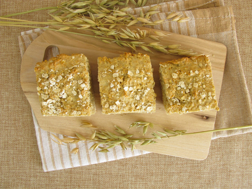 Haferflockenkuchen aufgeschnitten auf einem Holzbrett