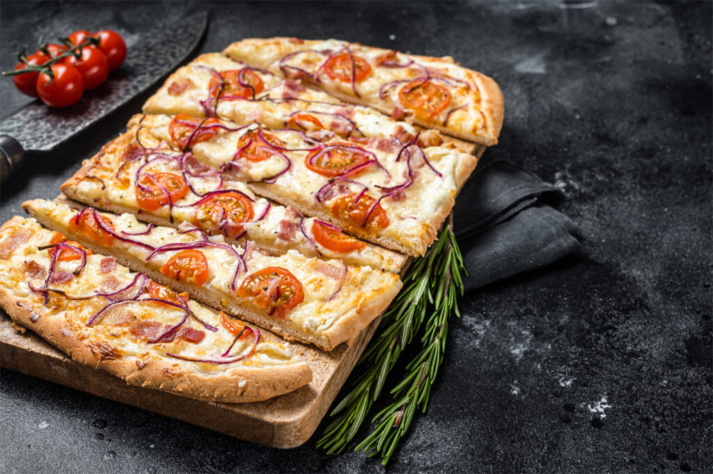 Hausgemachter Flammkuchen mit Tomaten