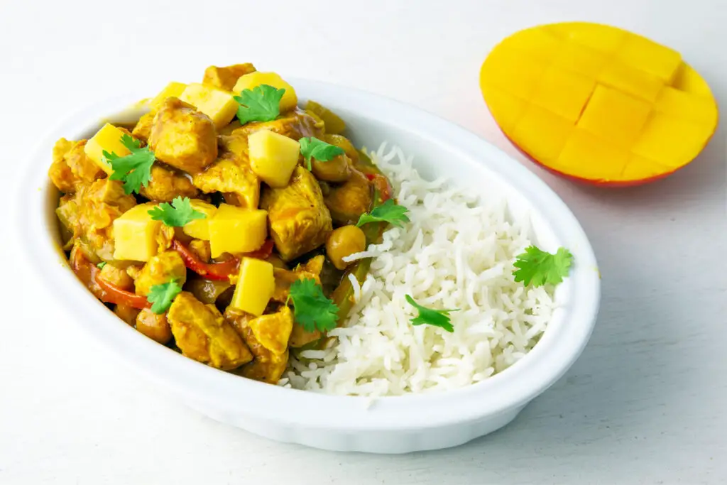 Schüssel Hähnchen Curry mit Mango und Reis