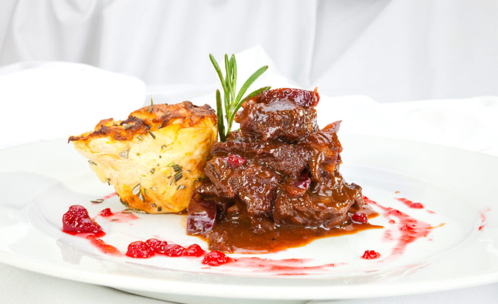 Hirschgulasch mit Kartoffel und Preiselbeeren