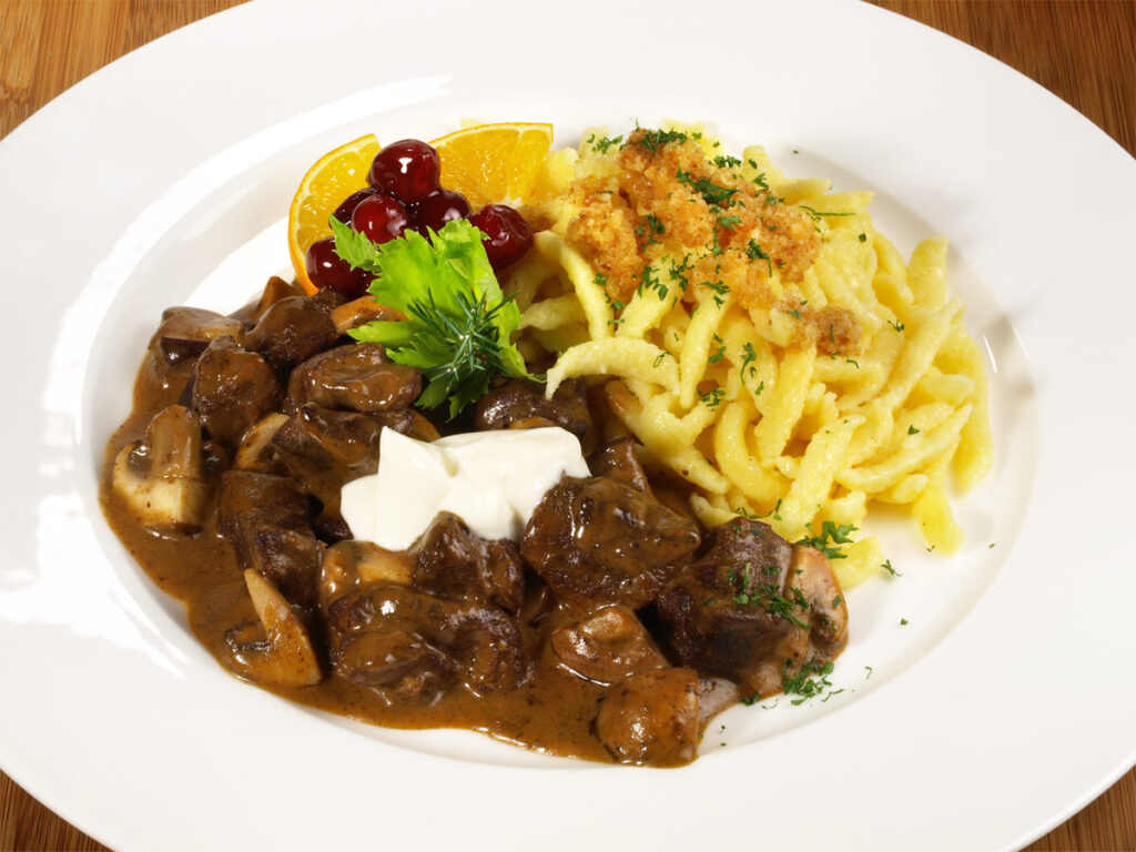 Hirschgulasch mit Spätzle