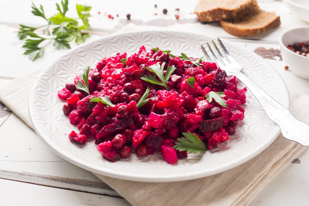 Rote Bete Salat auf einem weißen Porzellanteller