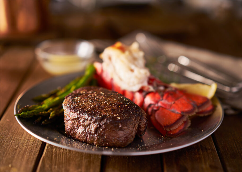 Surf and Turf auf einem Teller angerichtet