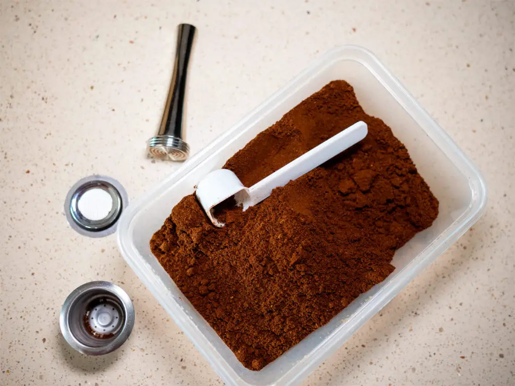 Kaffeepulver in einer Dose aufbewahren.