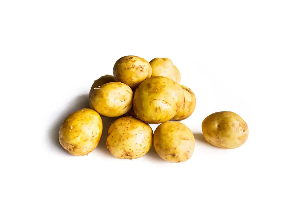kleiner Haufen mit runden Kartoffeln