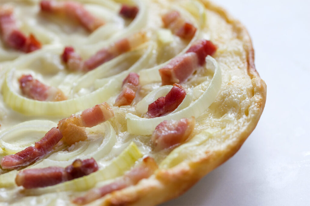 Flammkuchen mit Schinken und Zwiebeln