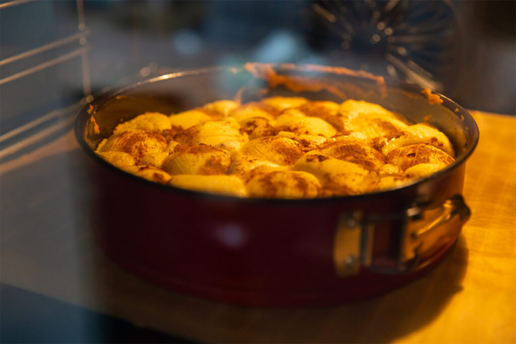 DDR Apfelkuchen bäckt im Backofen.