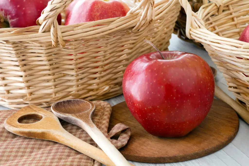 Rote Äpfel in einem Korb für den DDR Apfelkuchen.