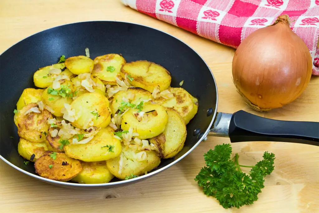 Bratkartoffeln mit gekochten Kartoffeln