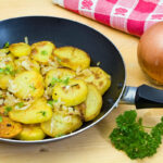 Bratkartoffeln mit gekochten Kartoffeln