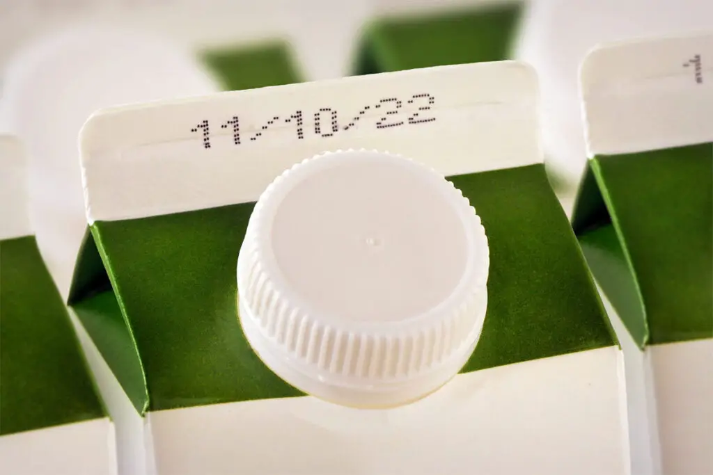 Ein Milchkarton mit aufgedruckten Haltbarkeitsdatum.
