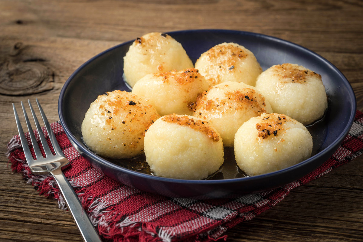 Kartoffelklöße aus gekochten Kartoffeln (Rezept)